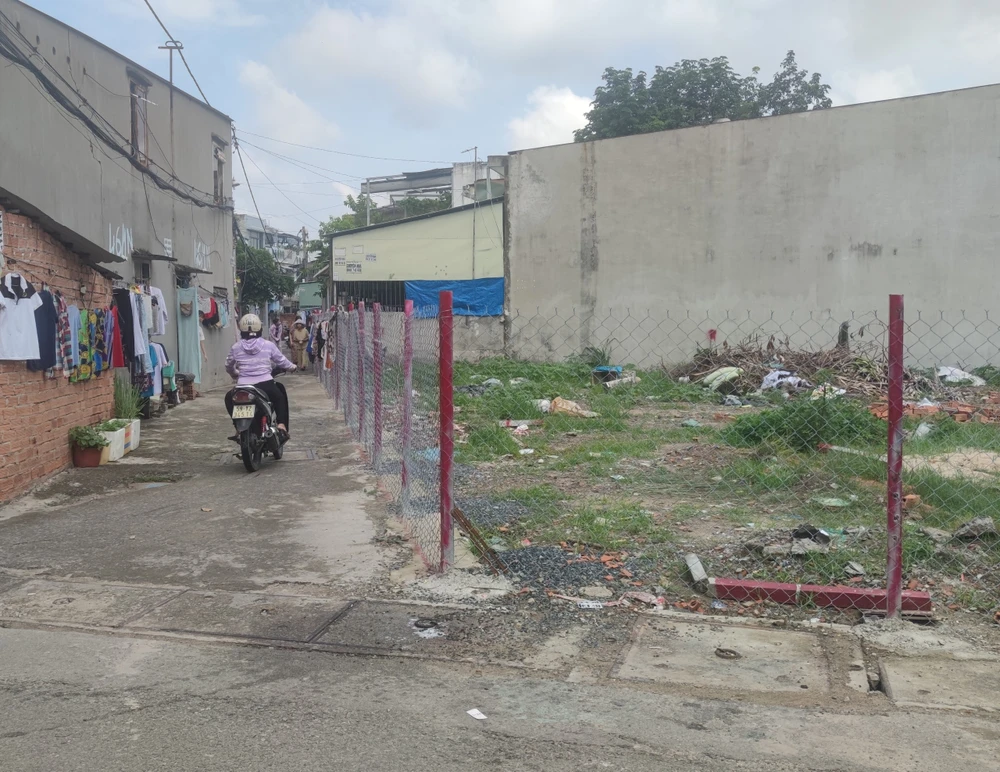 Hàng rào đầu hẻm 46/1 đường Xuân Thới 7 trước đây khi chưa được tháo gỡ. Ảnh: NGUYỄN HIỀN