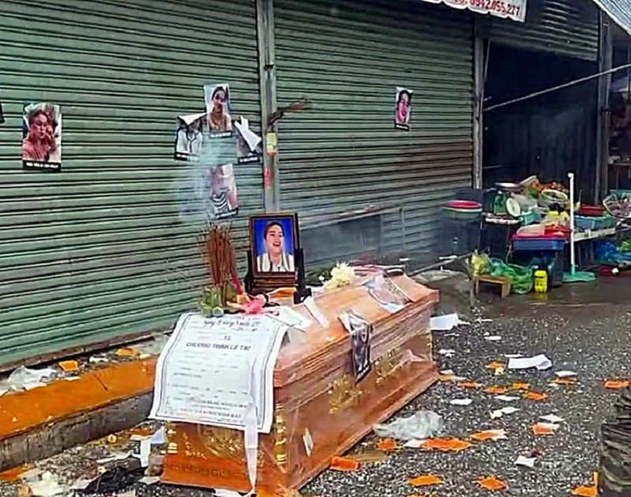 mang quan tài dòi nợ.jpg