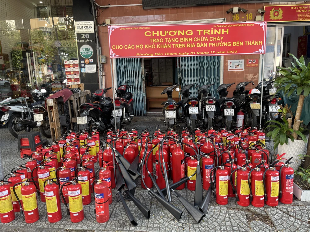 Những chiến bình PCCC được công an phường Bến Thành mang tặng cho người dân