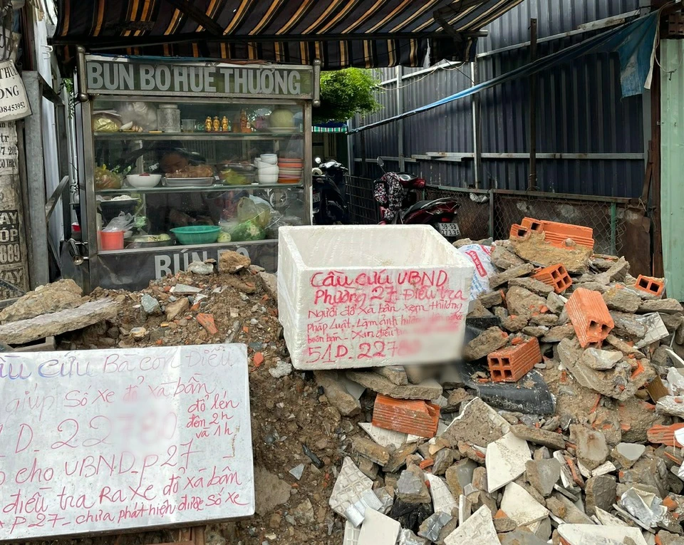 bị đổ xà bần trước nhà