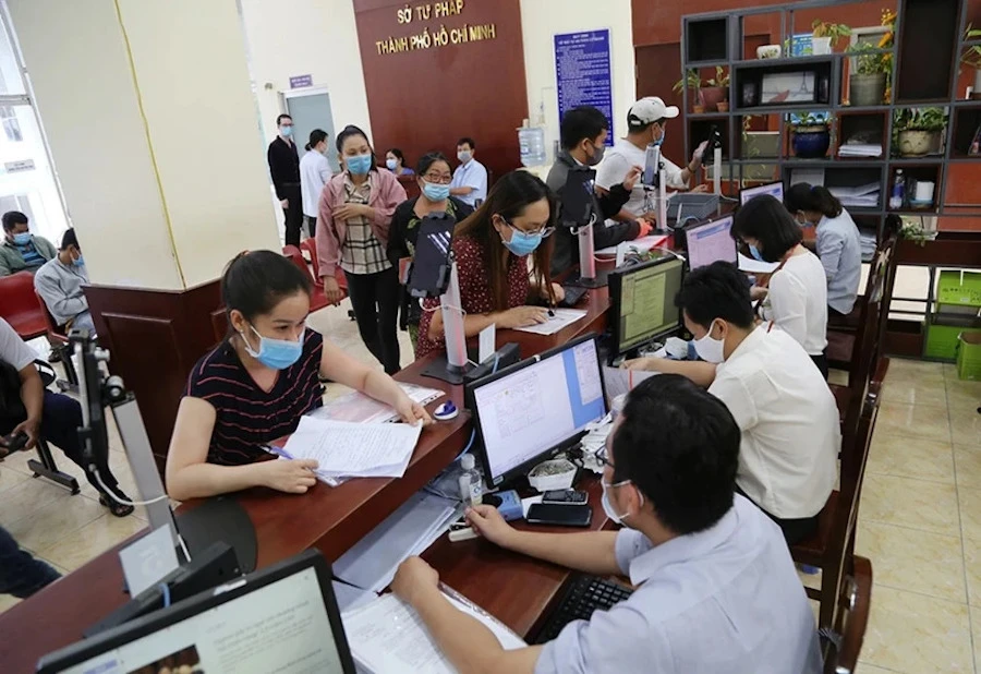 Người dân đến làm thủ tục cấp phiếu lý lịch tư pháp