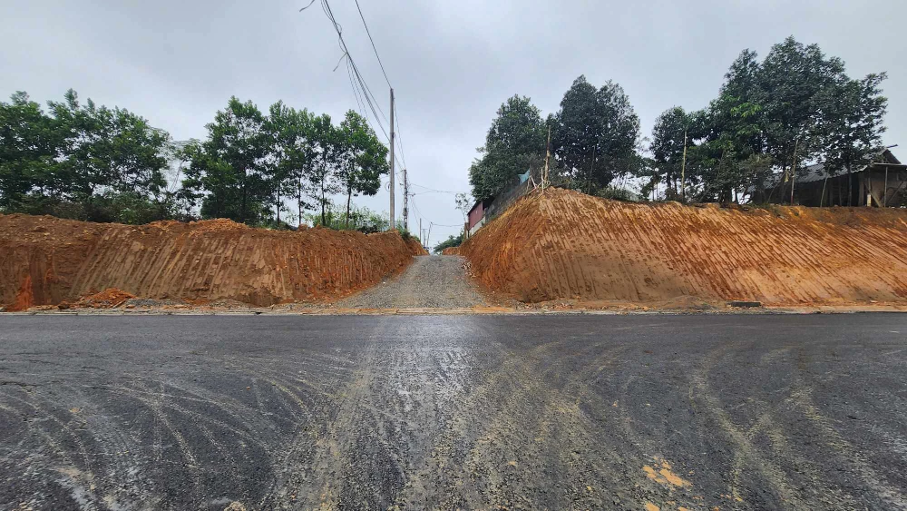 Dự án đường 1.900 tỉ đồng ở Phú Thọ: Dân bắc thang trèo vào nhà