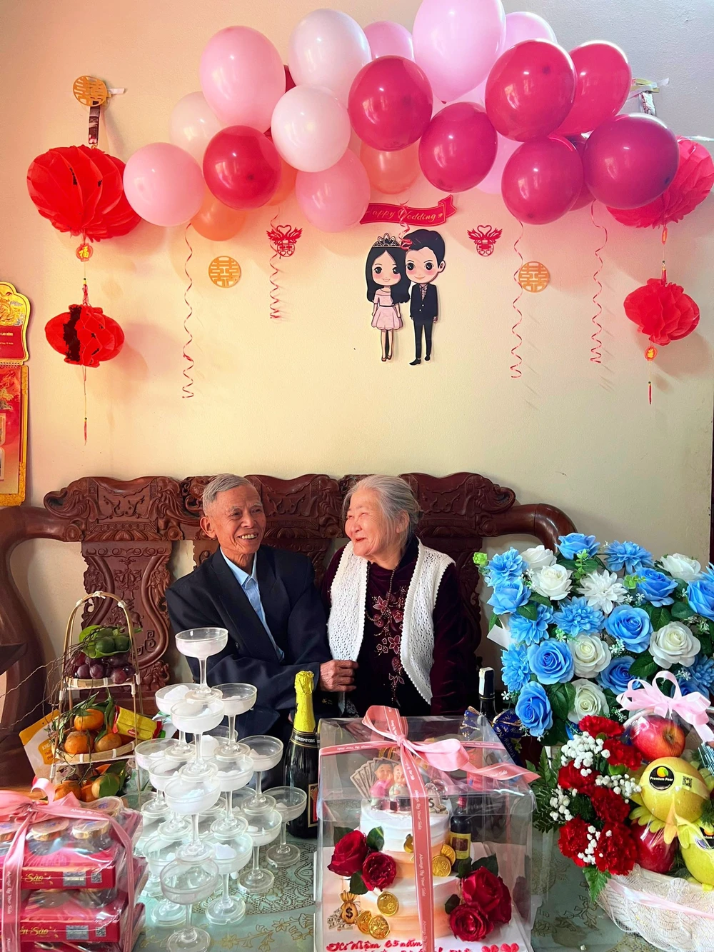 Cặp vợ chồng U90 được con cháu bí mật tổ chức 65 năm ngày cưới đúng ngày đầu năm 2024