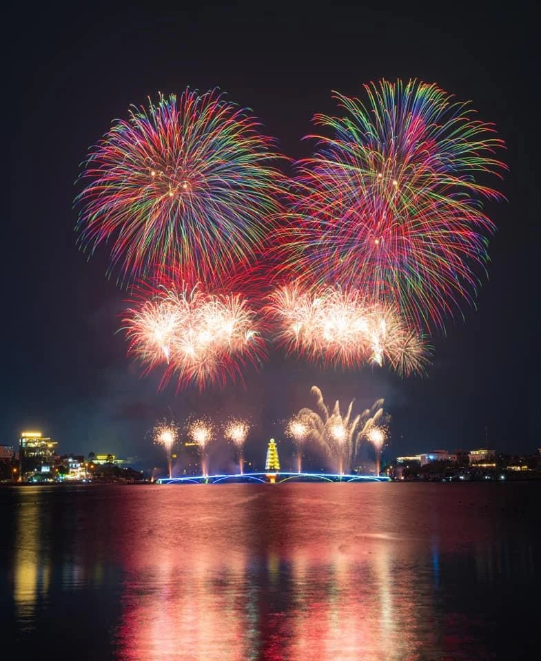 Chùm ảnh pháo hoa tầm cao chào năm mới 2024 tại Phú Thọ