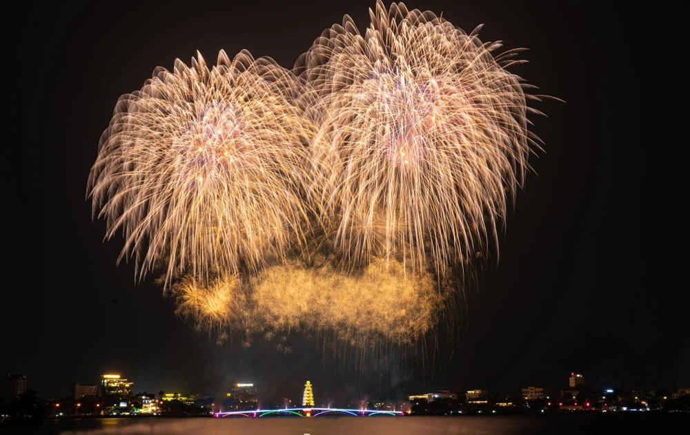 Chùm ảnh pháo hoa tầm cao chào năm mới 2024 tại Phú Thọ