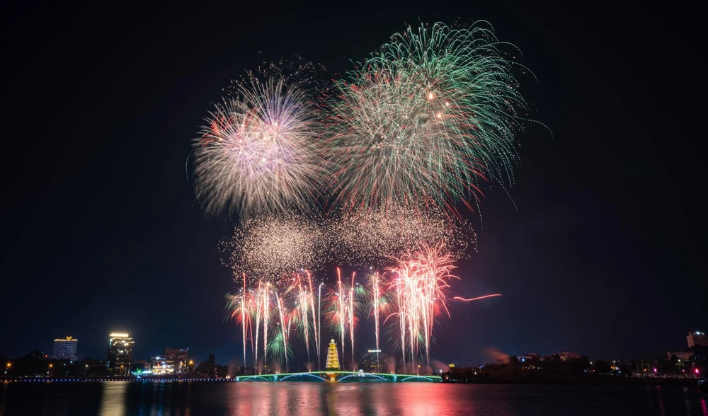 Chùm ảnh pháo hoa tầm cao chào năm mới 2024 tại Phú Thọ