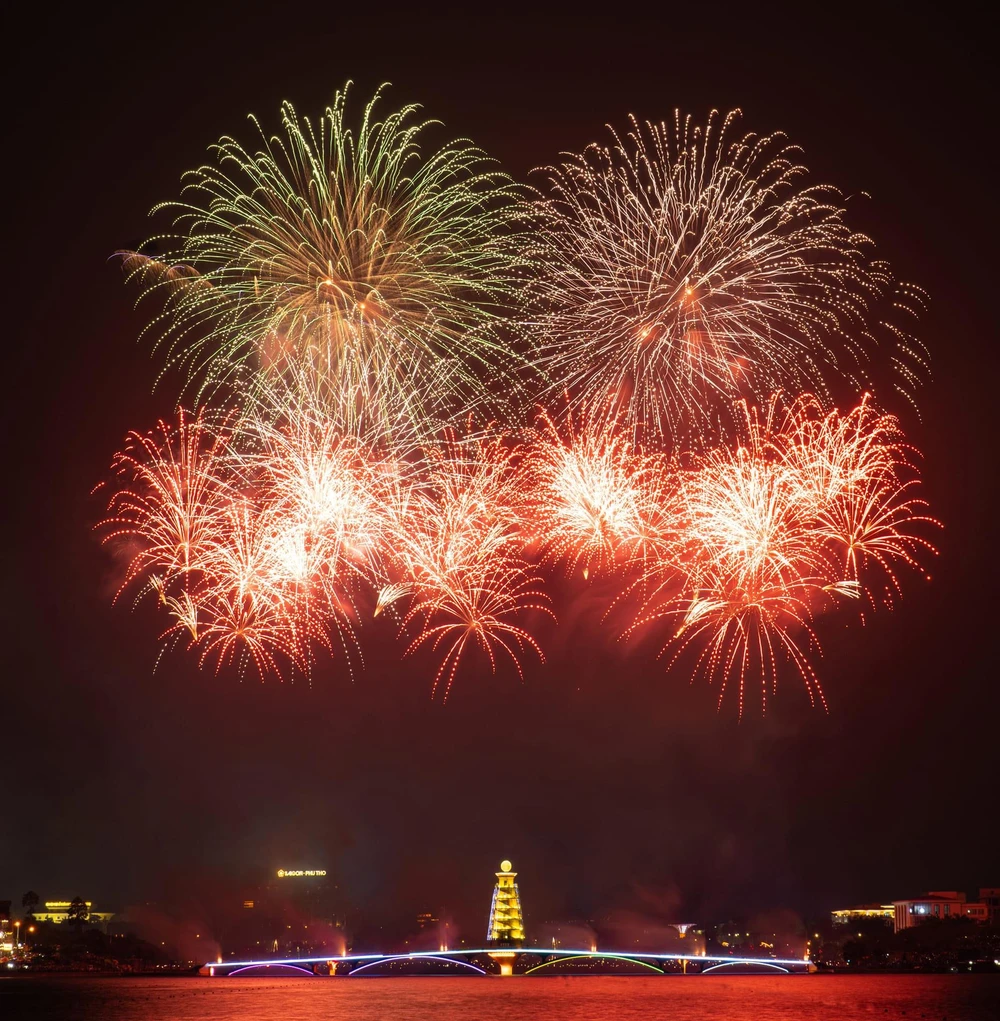 Chùm ảnh pháo hoa tầm cao chào năm mới 2024 tại Phú Thọ