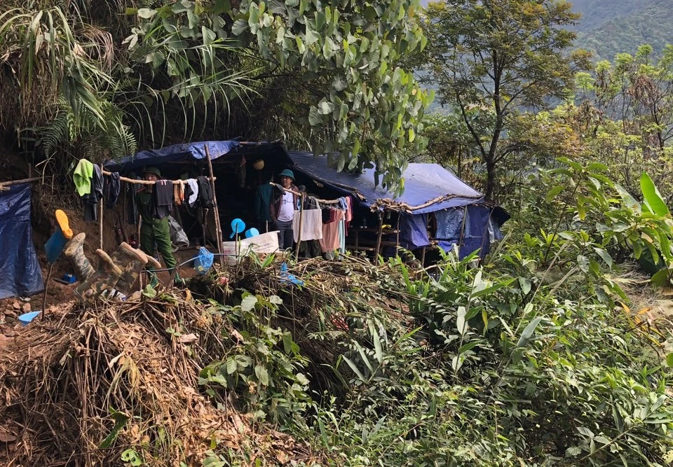 Bắt vụ khai thác vàng trái phép, tạm giữ 1 tấn quặng vàng cùng nhiều máy móc