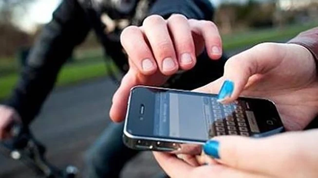 Bị cướp điện thoại khi đang ngồi uống trà chanh