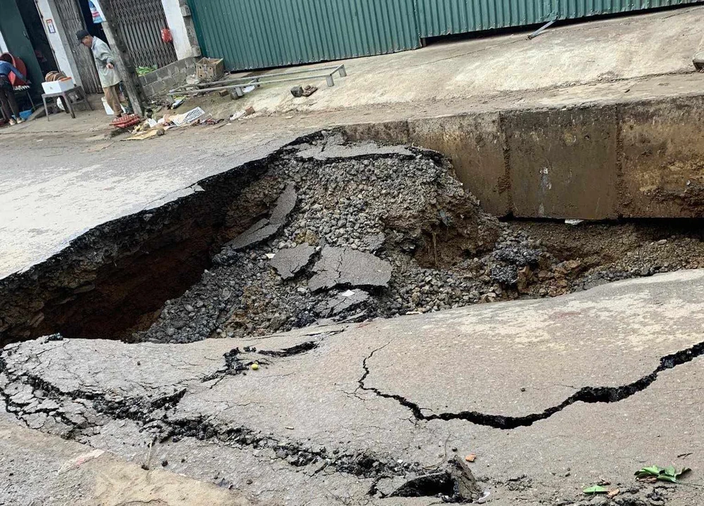 Di dời 7 hộ dân do hố tử thần ở Hoà Bình