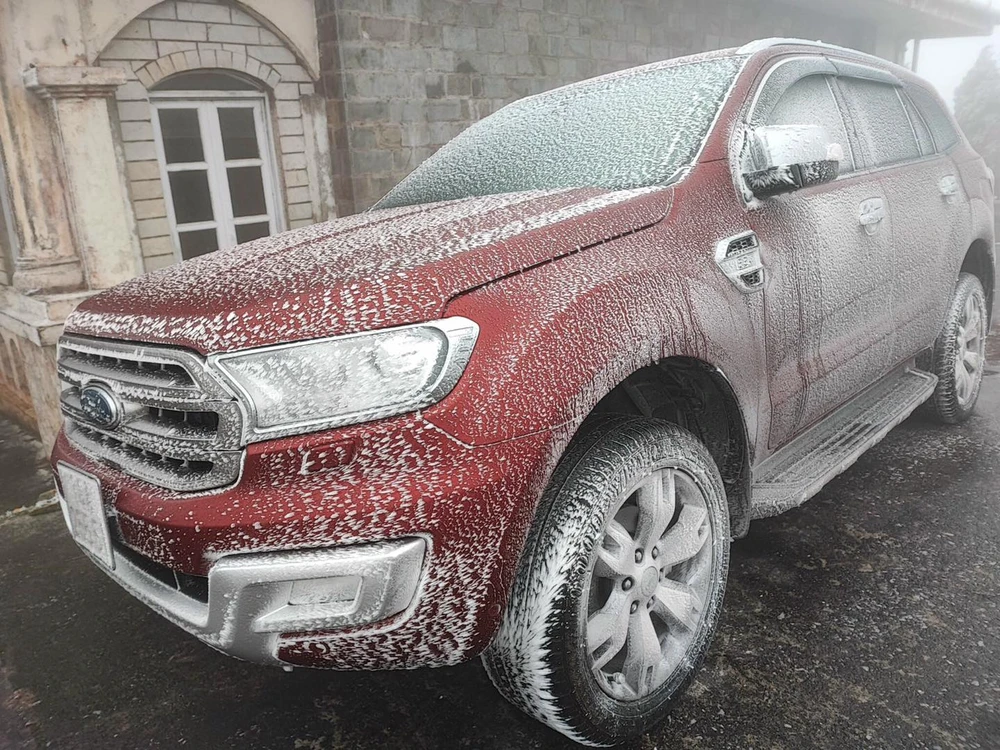 Băng tuyết phủ kín đỉnh Mẫu Sơn 5.jpg