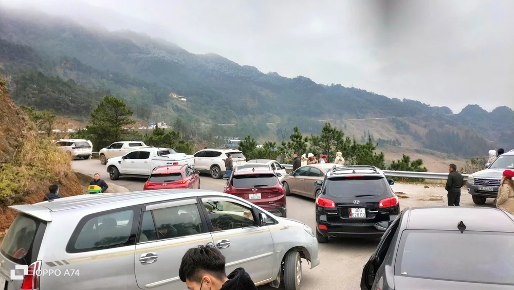 Hơn 5.000 du khách lên Mẫu Sơn xem băng tuyết gây ùn tắc giao thông 3.jpg