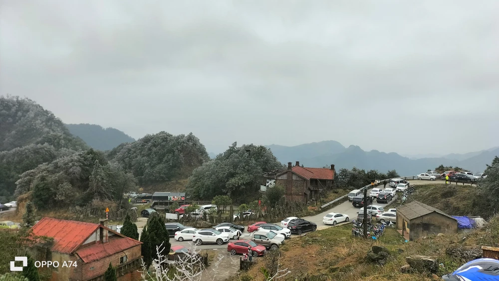 Hơn 5.000 du khách lên Mẫu Sơn xem băng tuyết gây ùn tắc giao thông.jpg