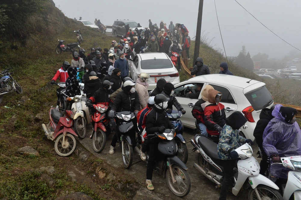 nguoi-xe-chen-nhau-len-mau-son-xem-bang-tuyet 11.jpg