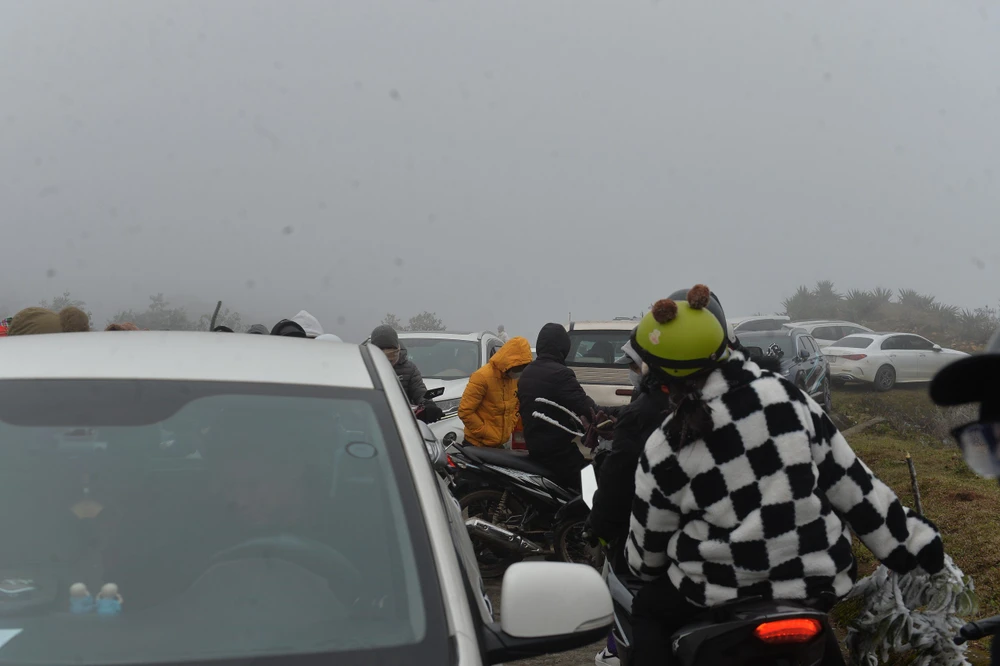 nguoi-xe-chen-nhau-len-mau-son-xem-bang-tuyet 12.jpg