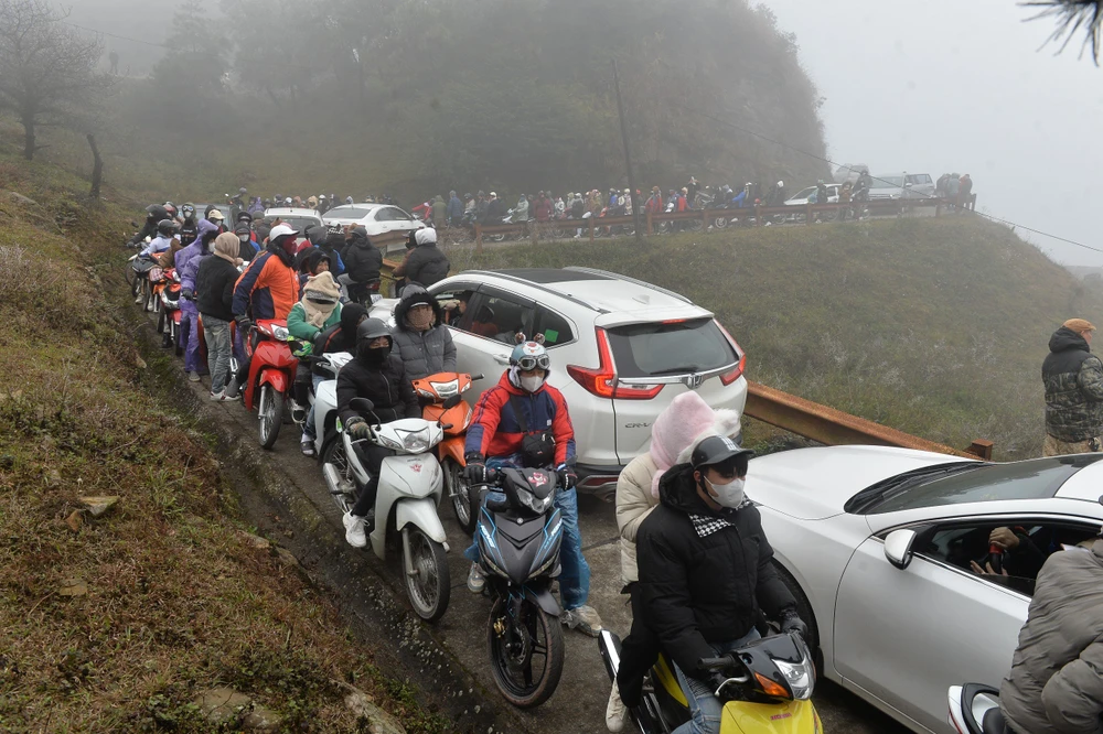 nguoi-xe-chen-nhau-len-mau-son-xem-bang-tuyet 6.jpg