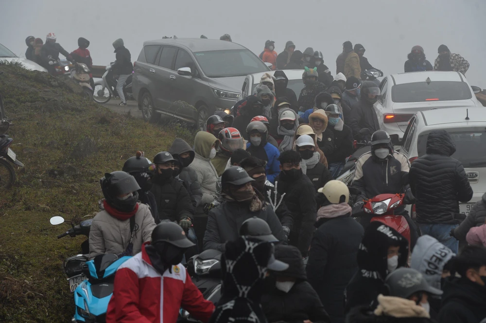 nguoi-xe-chen-nhau-len-mau-son-xem-bang-tuyet 8.jpg