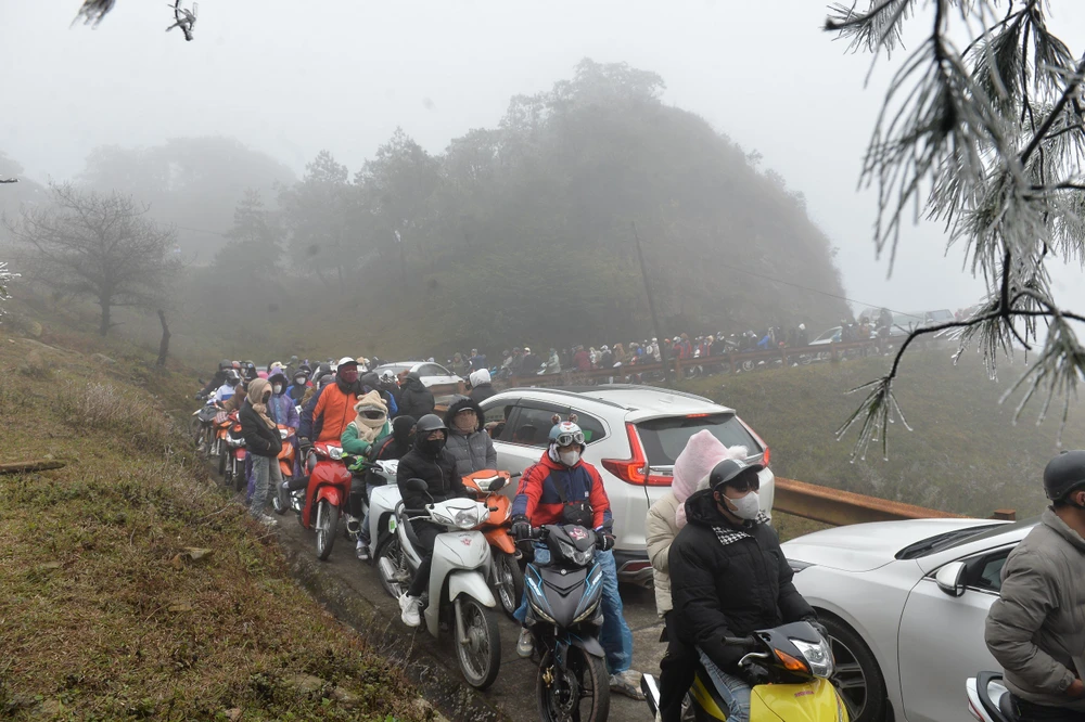 nguoi-xe-chen-nhau-len-mau-son-xem-bang-tuyet 9.jpg