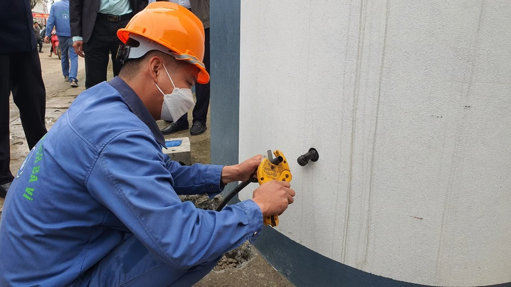 Khoan ống xuyên sông Hồng, dẫn nước sạch về xã đảo duy nhất của Hà Nội 2.jpg