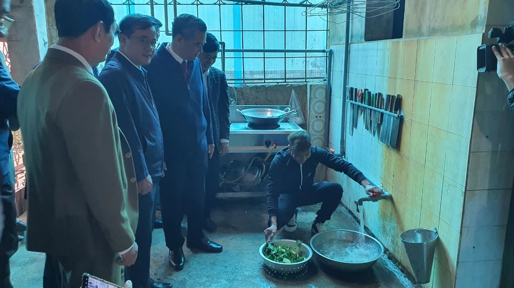 Khoan ống xuyên sông Hồng, dẫn nước sạch về xã đảo duy nhất của Hà Nội.jpg