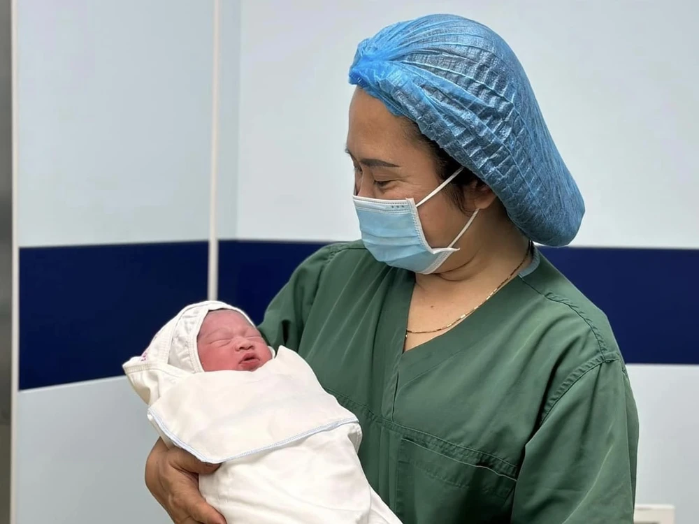 Bé rồng vàng.jpeg