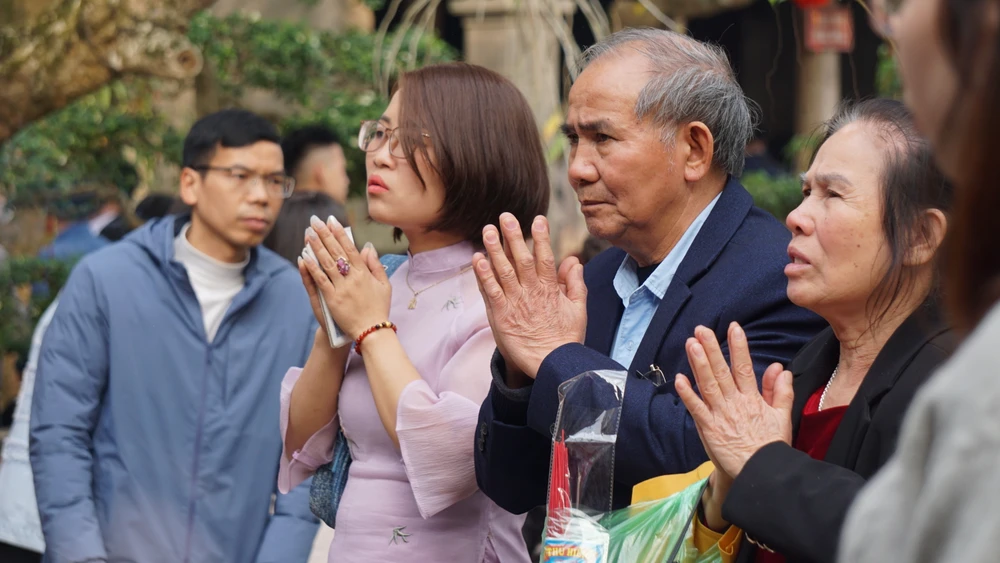 Người dân đến nhà thờ, đến chùa cầu bình an ngày mùng 1 Tết 12.JPG