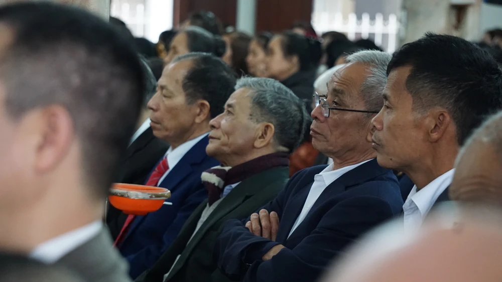 Người dân đến nhà thờ, đến chùa cầu bình an ngày mùng 1 Tết 16.JPG