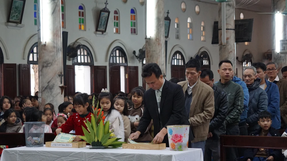 Người dân đến nhà thờ, đến chùa cầu bình an ngày mùng 1 Tết 19.JPG