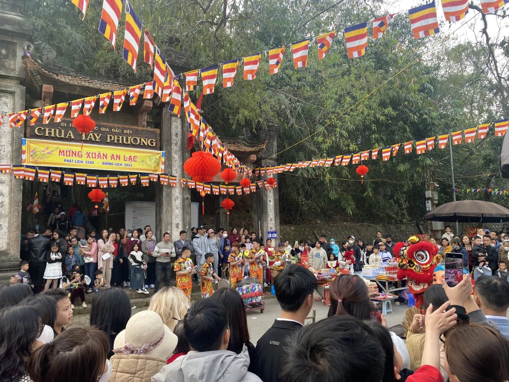 Người dân đến nhà thờ, đến chùa cầu bình an ngày mùng 1 Tết 6.JPG