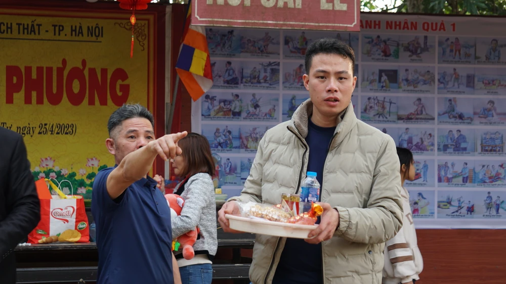 Người dân đến nhà thờ, đến chùa cầu bình an ngày mùng 1 Tết 8.JPG