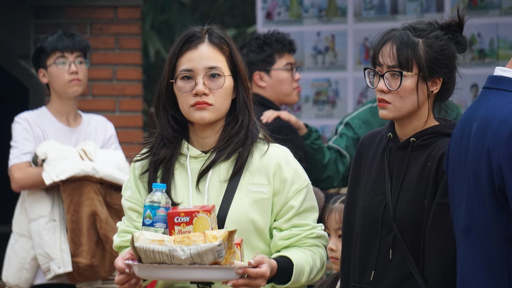 Người dân đến nhà thờ, đến chùa cầu bình an ngày mùng 1 Tết 9.JPG