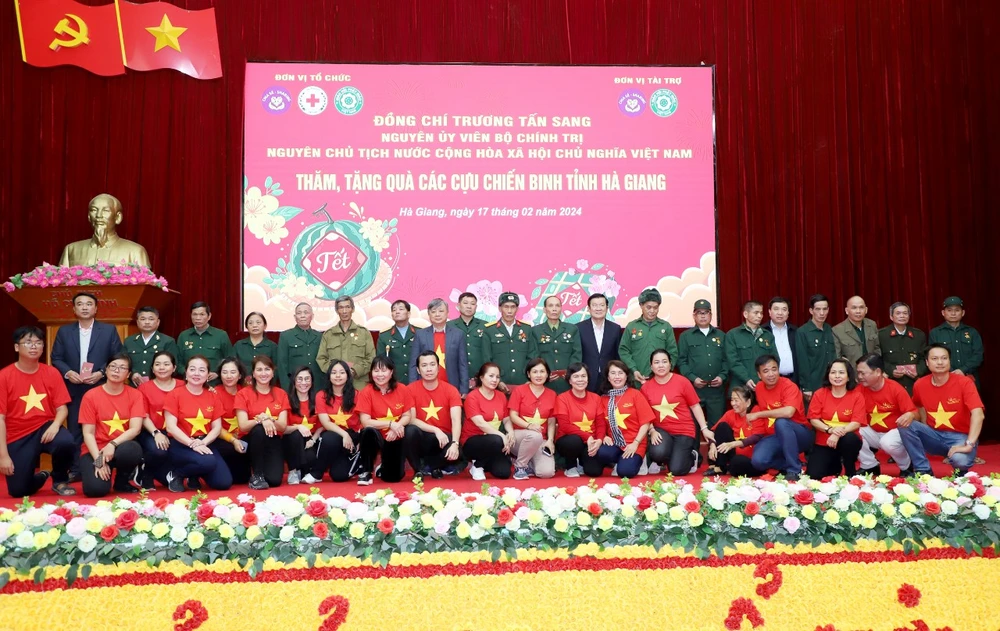 Nguyên Chủ tịch nước Trương Tấn Sang gặp mặt các cựu binh Vị Xuyên.jpg