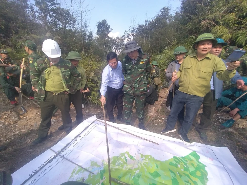 Các lực lượng nỗ lực chữa cháy tại Vườn Quốc gia Hoàng Liên.jpeg