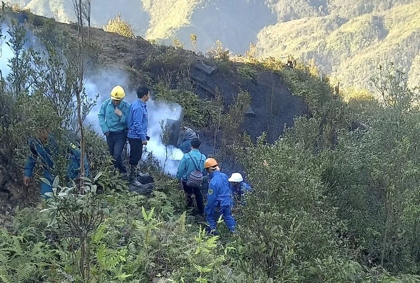 Các lực lượng nỗ lực chữa cháy tại Vườn Quốc gia Hoàng Liên.jpeg