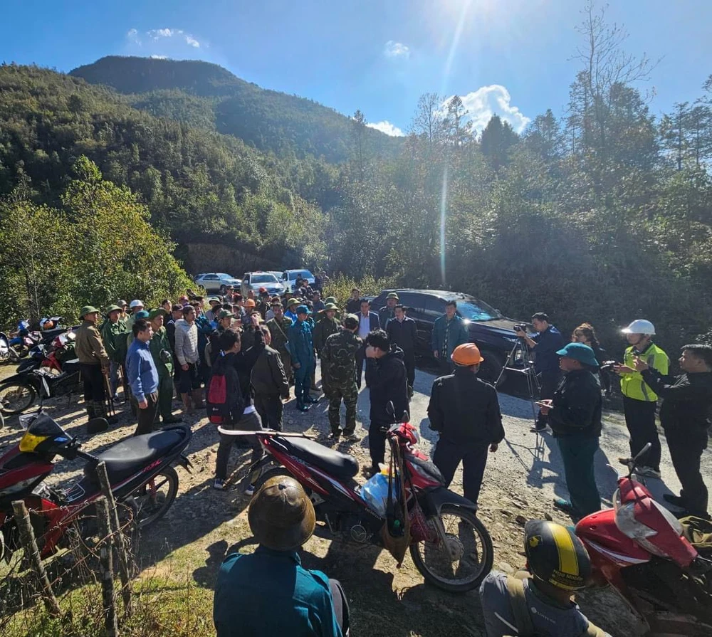 Các lực lượng nỗ lực chữa cháy tại Vườn Quốc gia Hoàng Liên.jpeg