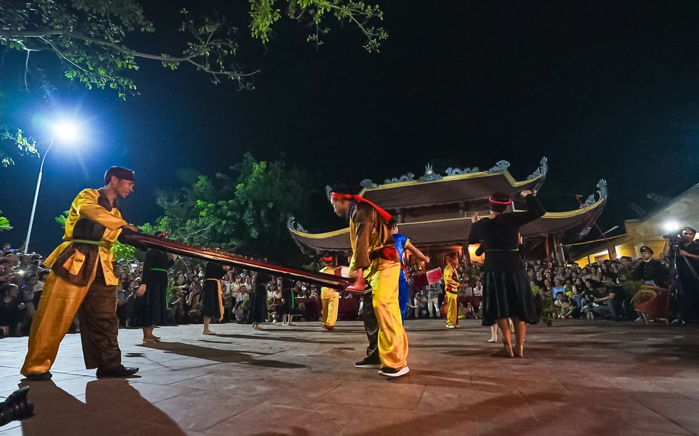 Ngàn người tập trung xem 'lễ mật' trong lễ hội Linh tinh tình phộc 2024