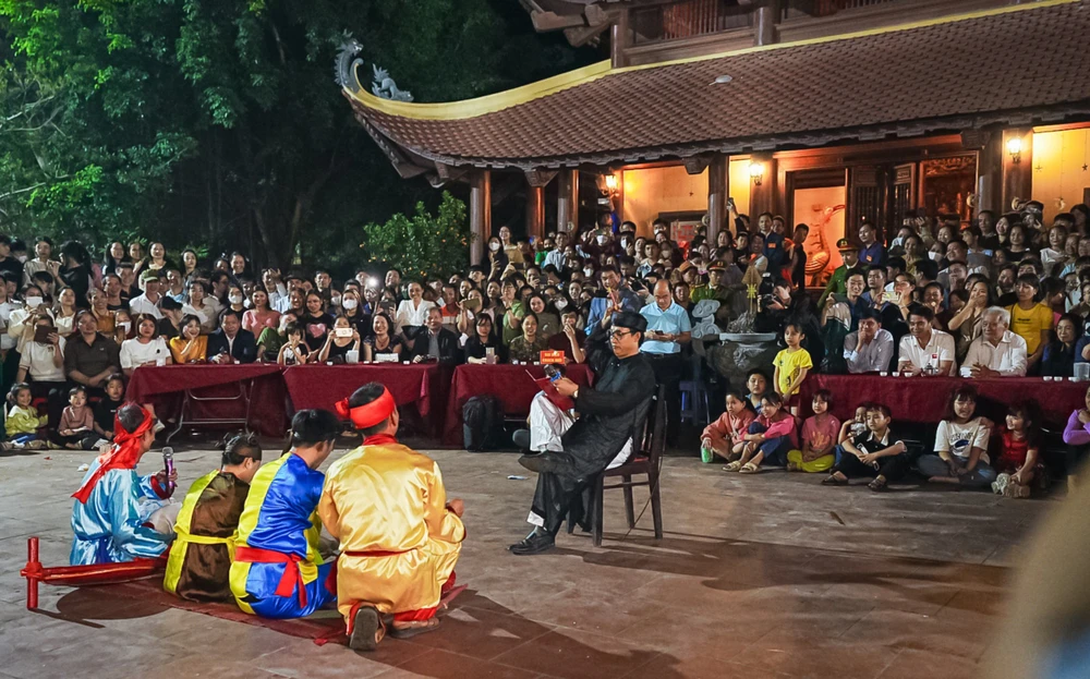 Ngàn người tập trung xem 'lễ mật' trong lễ hội Linh tinh tình phộc 2024