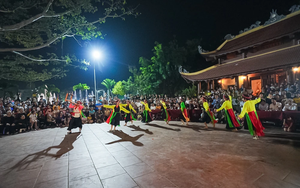 Ngàn người tập trung xem 'lễ mật' trong lễ hội Linh tinh tình phộc 2024