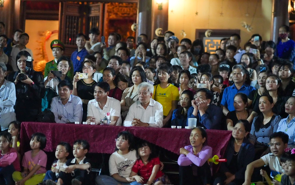 Ngàn người tập trung xem 'lễ mật' trong lễ hội Linh tinh tình phộc 2024