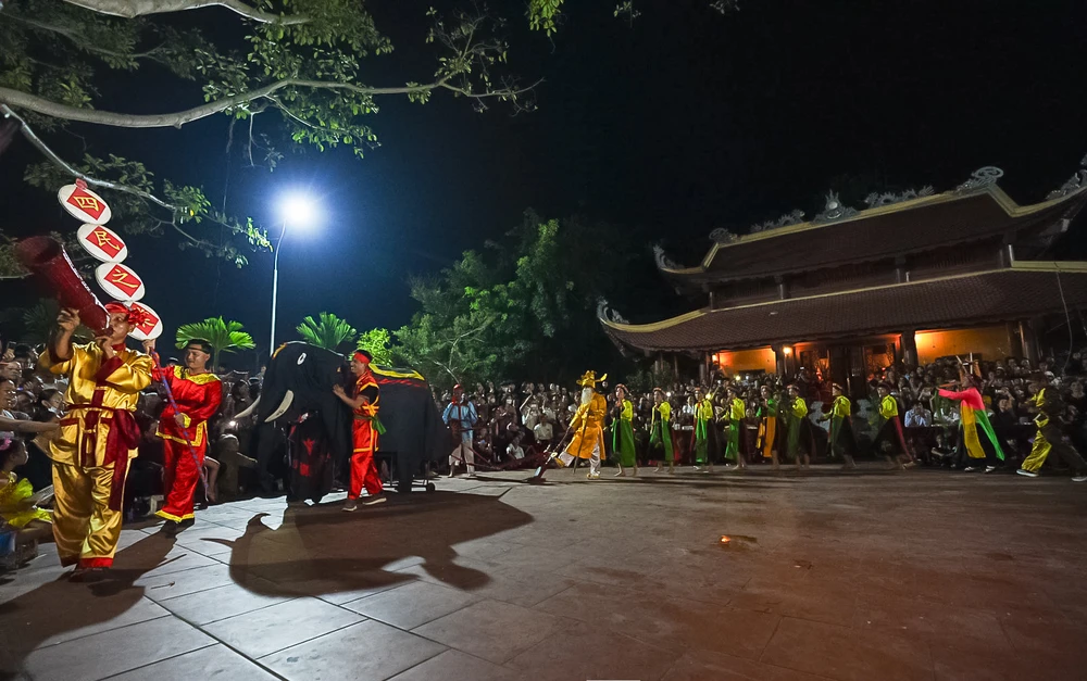 Ngàn người tập trung xem 'lễ mật' trong lễ hội Linh tinh tình phộc 2024