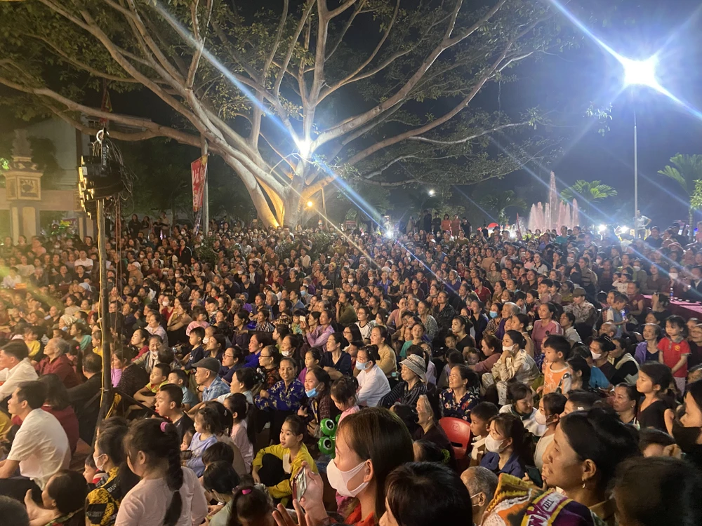 Ngàn người tập trung xem 'lễ mật' trong lễ hội Linh tinh tình phộc 2024
