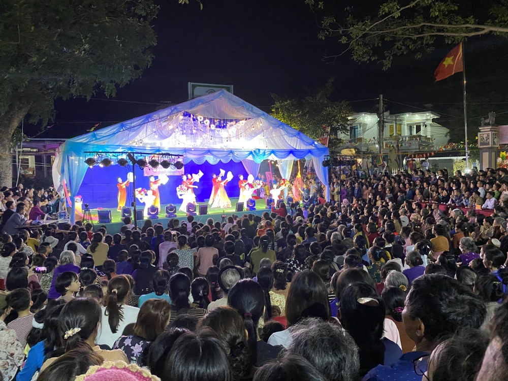 Ngàn người tập trung xem 'lễ mật' trong lễ hội Linh tinh tình phộc 2024