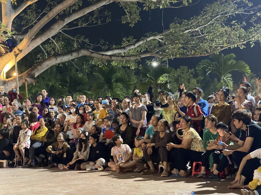 Ngàn người tập trung xem 'lễ mật' trong lễ hội Linh tinh tình phộc 2024