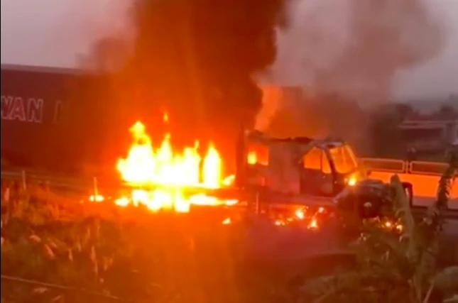 Xe đầu kéo cháy trên cao tốc do nổ lốp, mất lái đâm vào tôn sóng.png