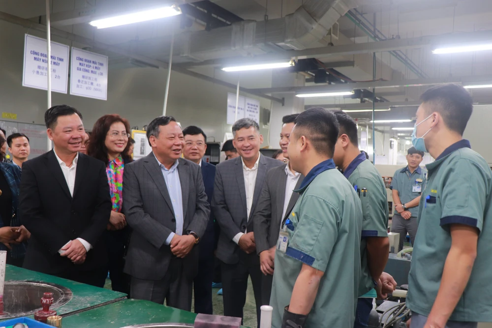 Đầu năm, doanh nghiệp tất bật sản xuất, làng nghề vẫn đóng cửa du xuân.jpg