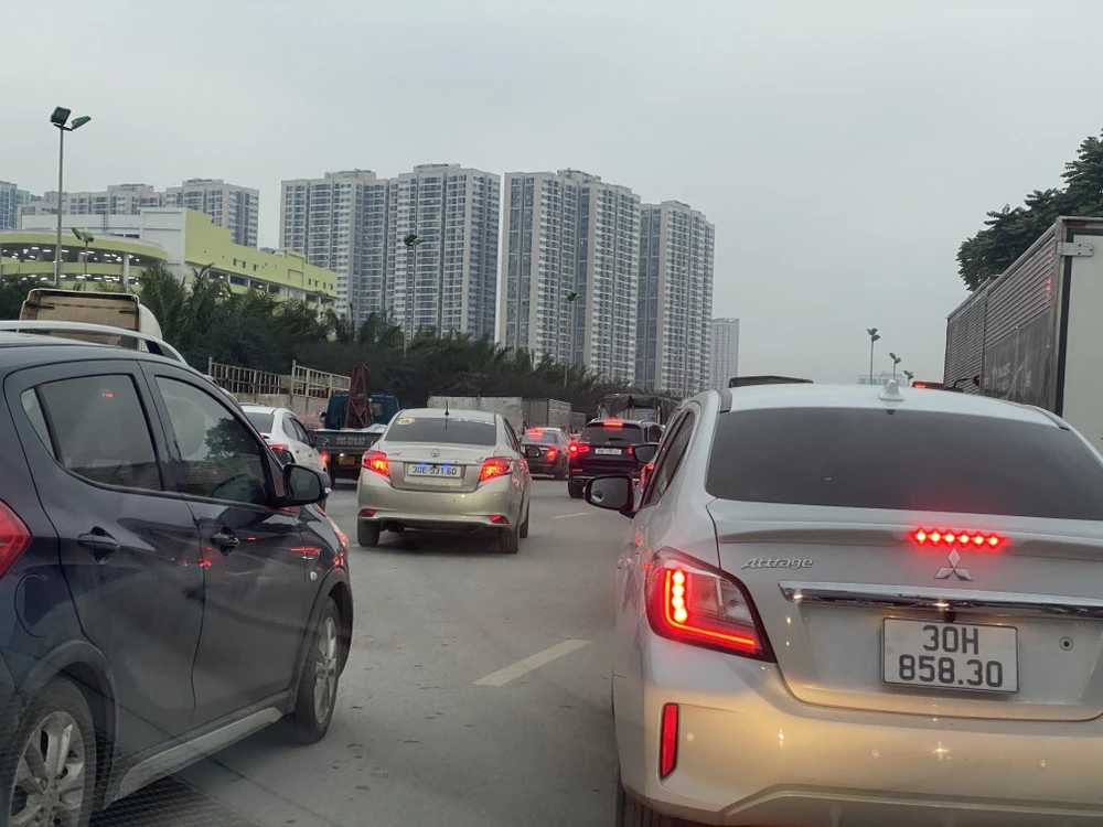 Tai nạn liên hoàn khiến Đại lộ Thăng Long ùn tắc nghiêm trọng