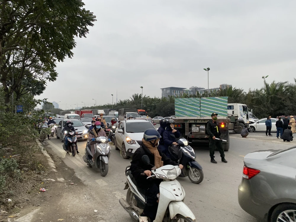 Tai nạn liên hoàn khiến Đại lộ Thăng Long ùn tắc nghiêm trọng