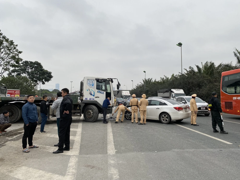 Tai nạn liên hoàn khiến Đại lộ Thăng Long ùn tắc nghiêm trọng