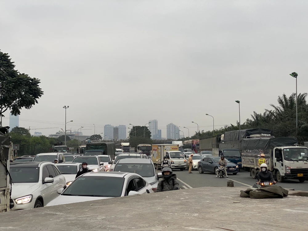 Tai nạn liên hoàn khiến Đại lộ Thăng Long ùn tắc nghiêm trọng