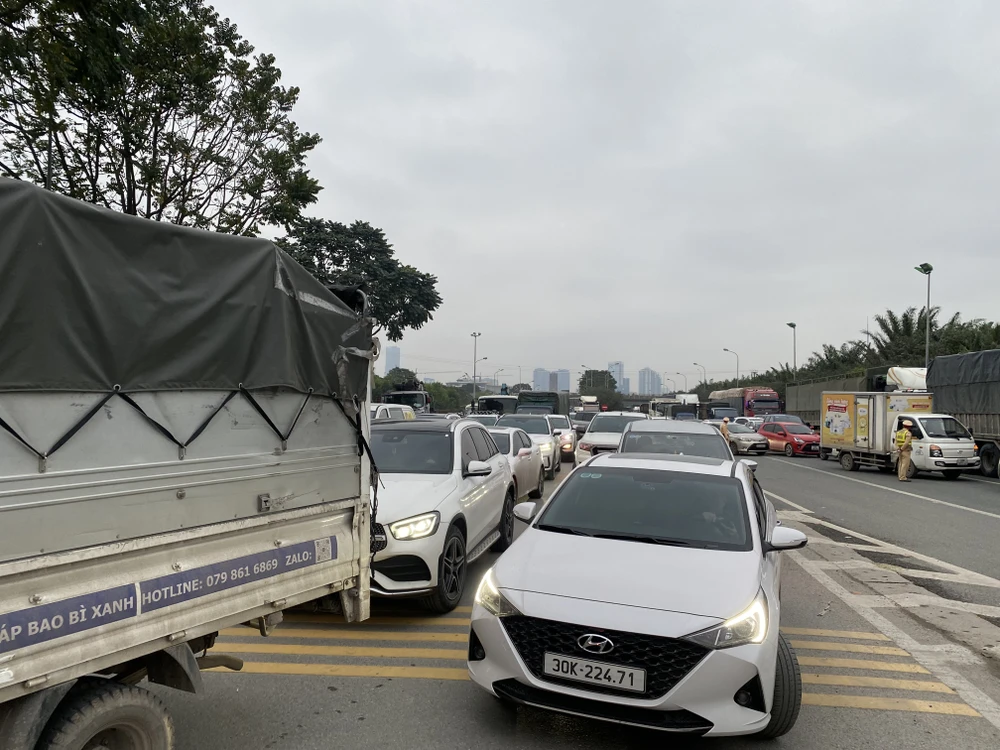 Tai nạn liên hoàn khiến Đại lộ Thăng Long ùn tắc nghiêm trọng